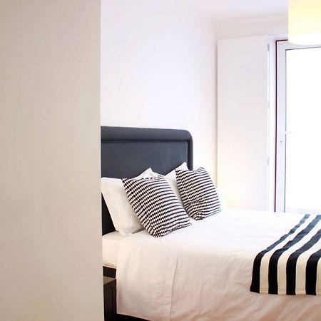 Joivy Modern 1-Bed Apt With Terrace, Moments From Sao Bento Palace Lisboa Exteriér fotografie