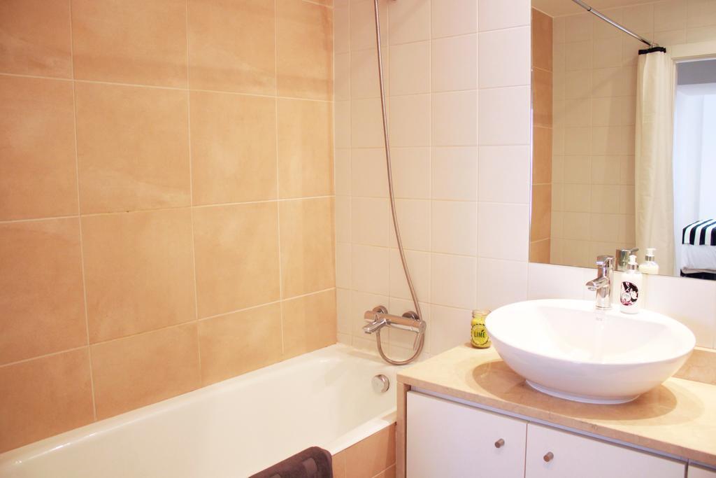 Joivy Modern 1-Bed Apt With Terrace, Moments From Sao Bento Palace Lisboa Exteriér fotografie