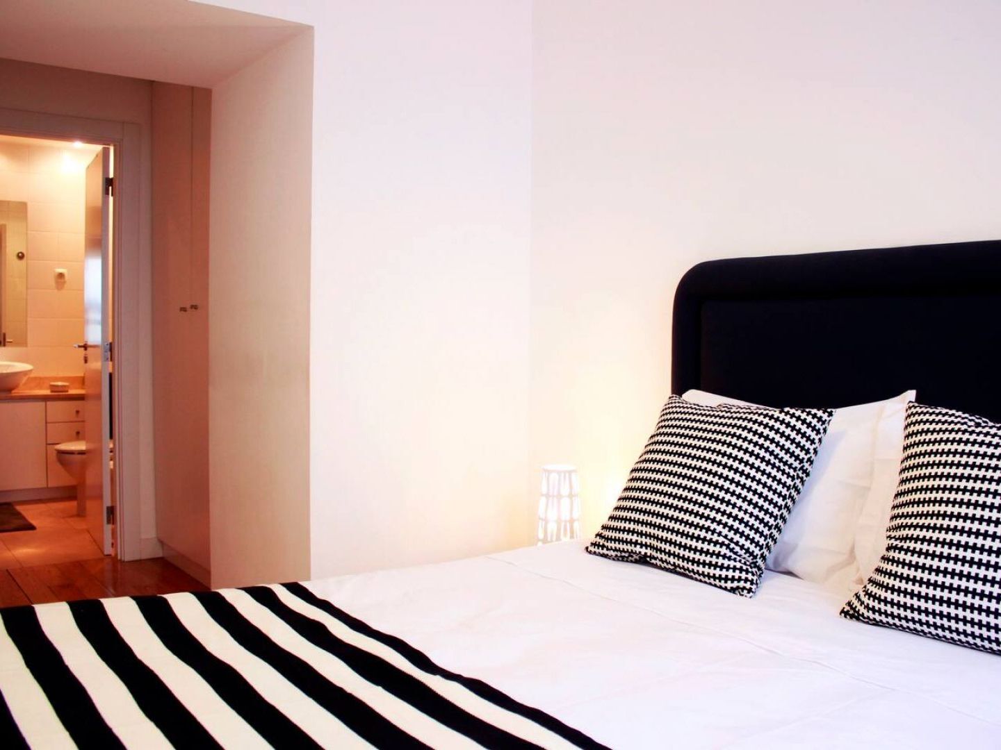 Joivy Modern 1-Bed Apt With Terrace, Moments From Sao Bento Palace Lisboa Exteriér fotografie